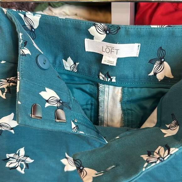 Loft Riviera size 00 (fits like 0-2) teal with white flowers 4” shorts​ - Picture 2 of 3